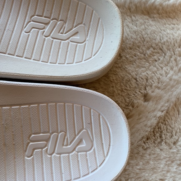 Fila slides - Picture 3 of 5